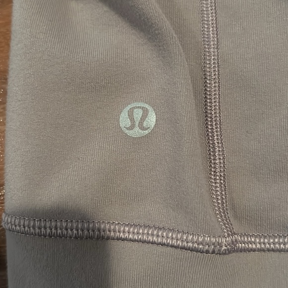 Size 2 lululemon zip up in excellent condition - Picture 6 of 6